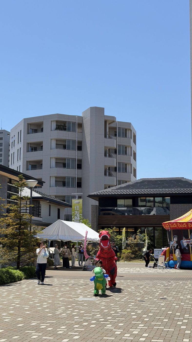 万代八千代の杜住宅公園の広場を走る恐竜たち